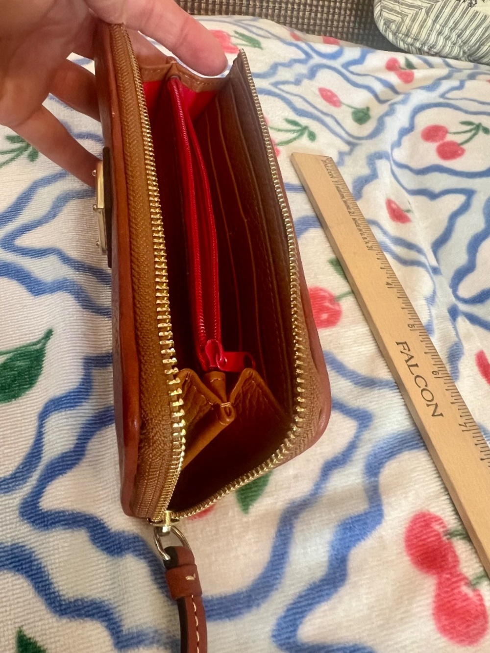 Like new Dooney & Bourke brown leather wallet - Picture 4 of 16